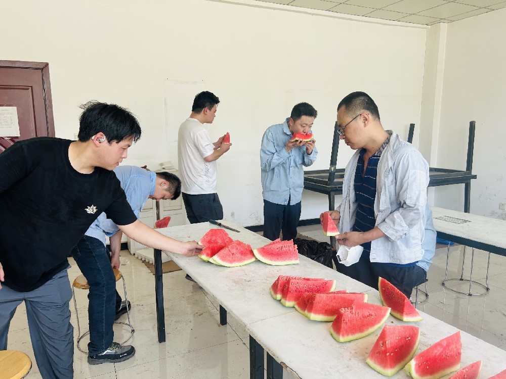 炎炎夏日送清凉    丝丝关爱沁人心